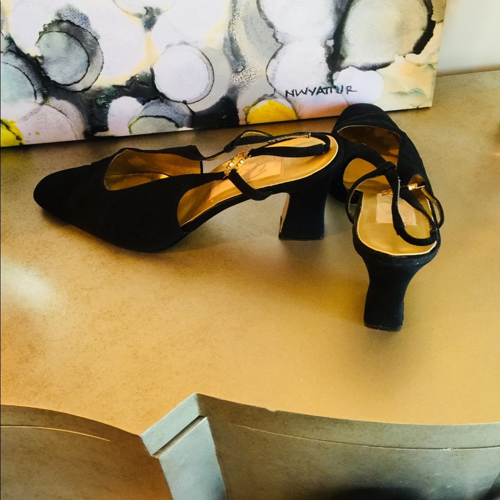 EUC.  Dolce by Pierre Slingbacks3” heel.